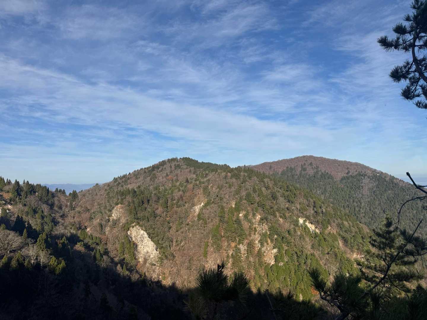 登ってる途中にカラ岳と釈迦岳がみえました！
写真中央より少し左の山がカラ岳で
右側が釈迦岳です。