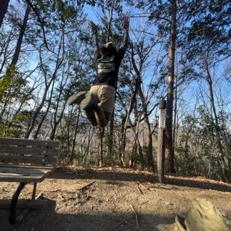 高根山山頂で記念にジャンプ😎
さてさて~ 、下山しますよ