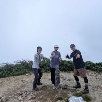 小朝日岳山頂で久しぶりのヤー👐