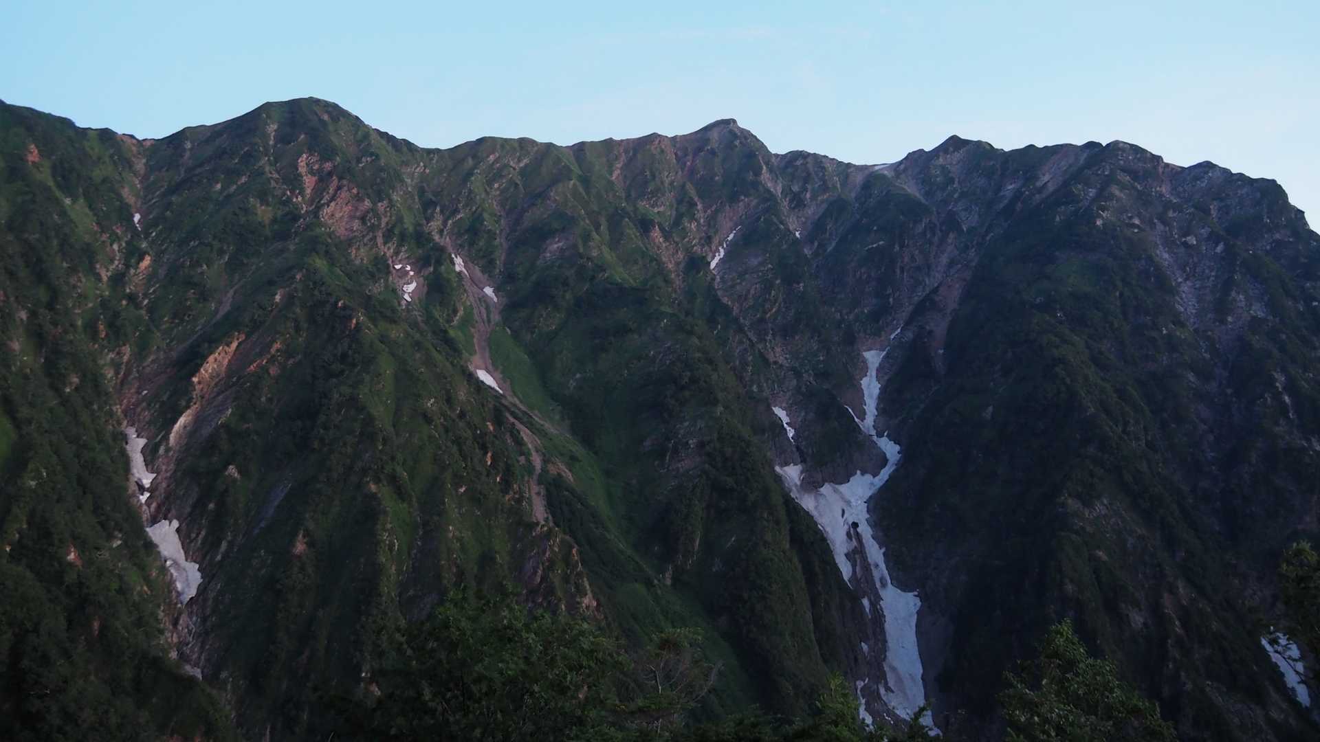 高千穂平に到着(地図よりやや先に標識がありました)
ここでやっと鹿島槍の全貌を見られる