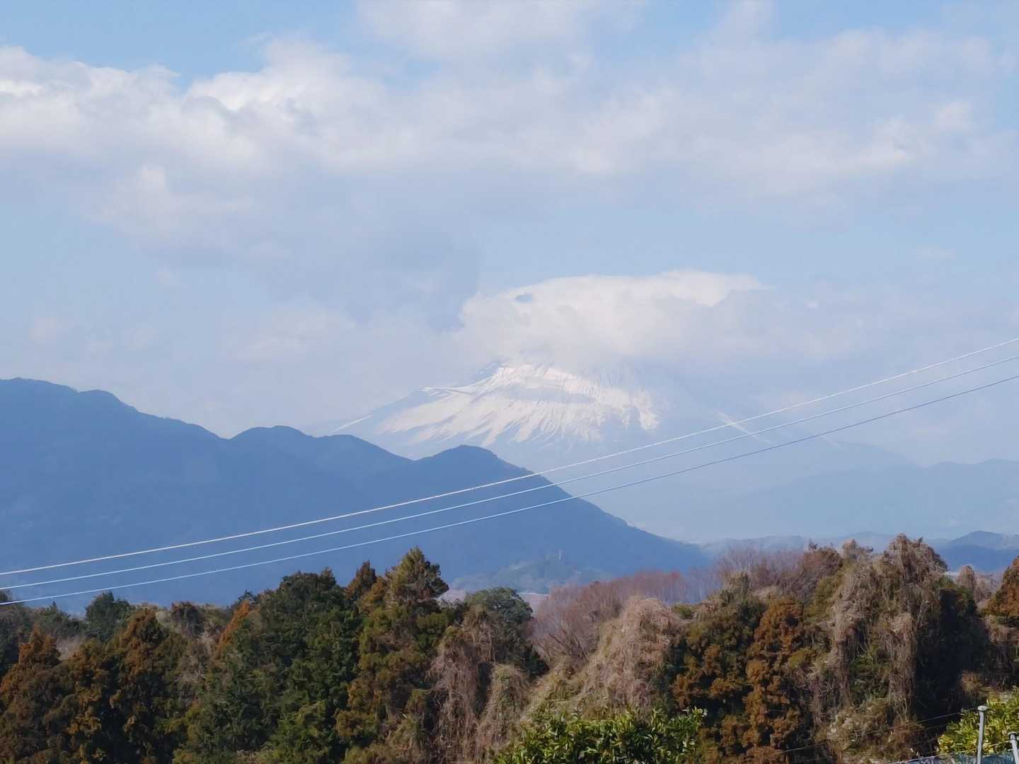 よく見ると、電線が富士山カラー（白、青、青）