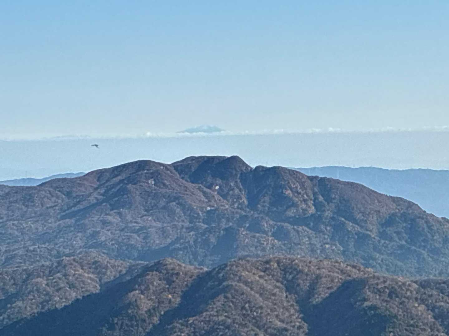 釈迦ヶ岳の奥に　御嶽山