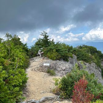 三方岩岳山頂まで戻る頃、空に雲がかかってきました。