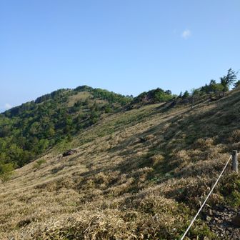 まるで朝の散歩だった日本百名山。
追記:日本百名山、大菩薩嶺からの書き出し抜粋。
中里介山の『大菩薩峠』が出て、この峠はひどく有名になったが、私が初めて行った大正十二年(1923年)にはまだ訪れる人も稀で、五月の晴れた日曜日であったに拘らず、全く登山者に出会わなかった。嘘のような話であると綴る。
あれから103年後の平日ではあったが深田久弥が初めて訪れた大菩薩嶺はこんな静寂な朝だったのだろうか。我々３人しかいない大菩薩嶺の朝だった。
