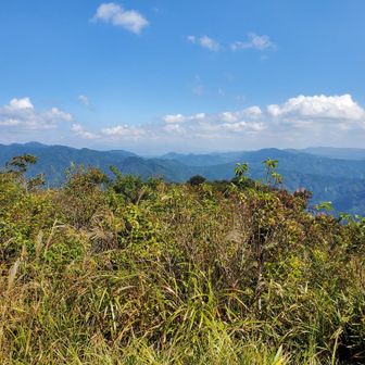 こっちはくじゅう方向。
最初はいずれもガスってうっすらだったけど食事取ってるうちに見えてきました😃