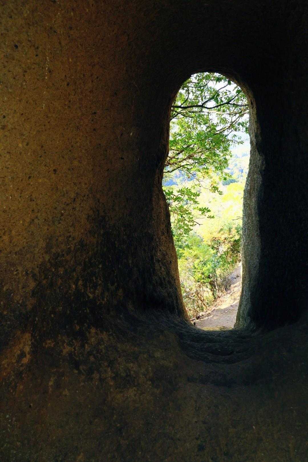 石のトンネルを反対側から