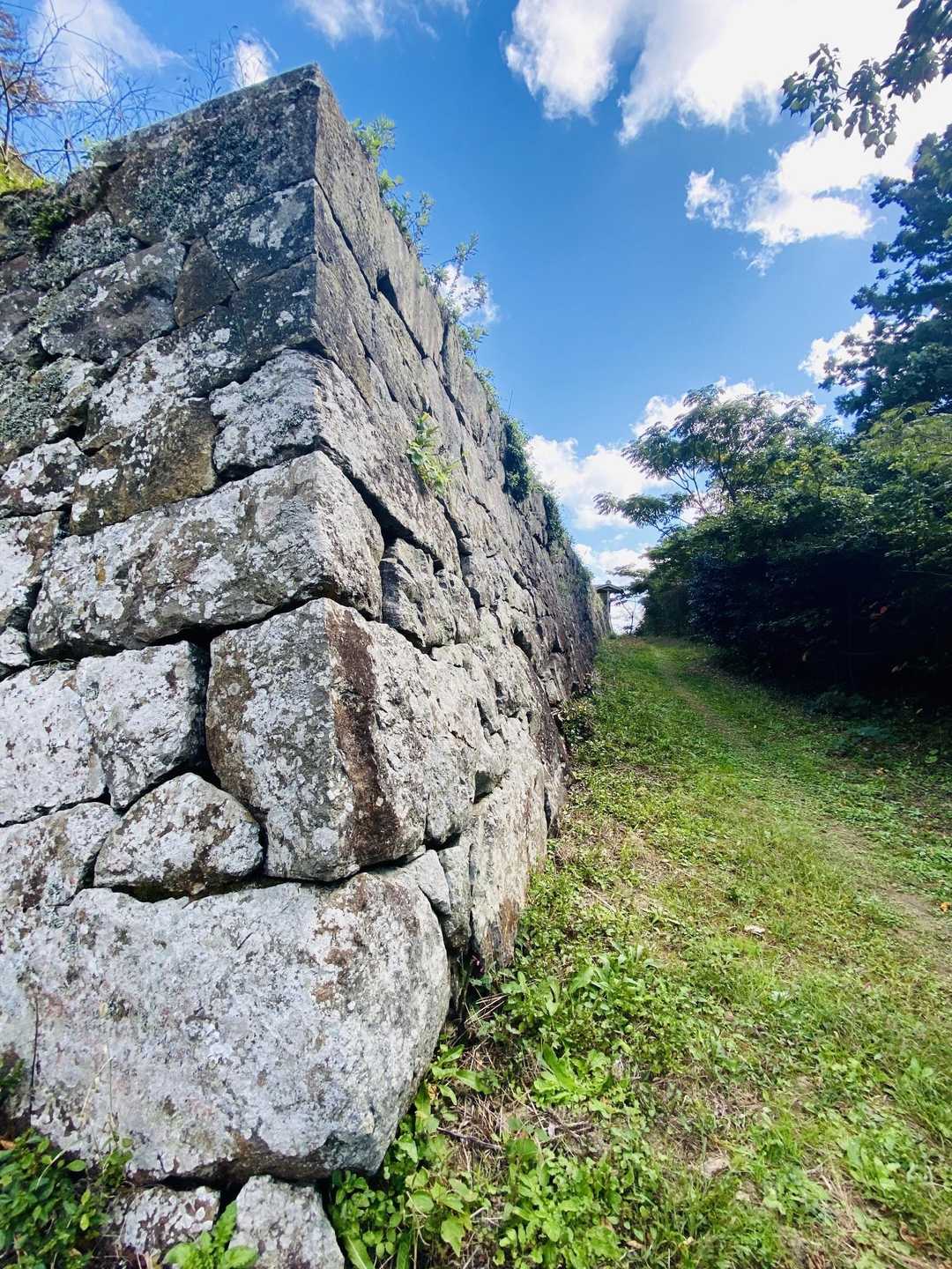 まずは神社にお参りを…と進むと立派な石垣が。ここは城跡か何かなのかな？と思ったんですが特に説明書きの類は無く、どうやら社務所のようです。
