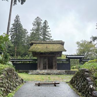 広徳寺。ここを左折して山道へ。