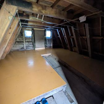忠別避難小屋室内。2階もあり。貸し切り。お世話になりました。