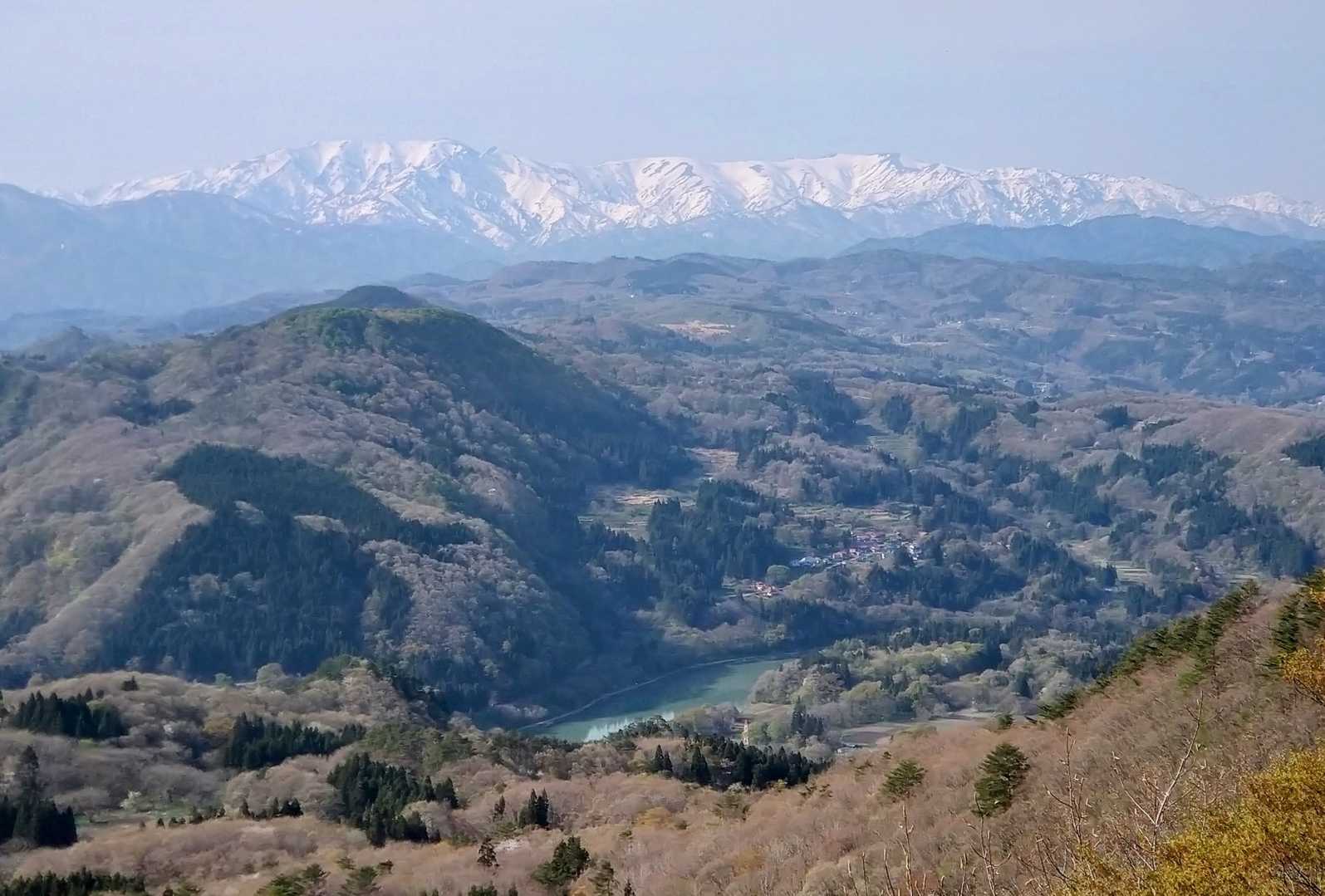 上るときは気が付かなかった景色
阿賀川の向こうに飯豊
