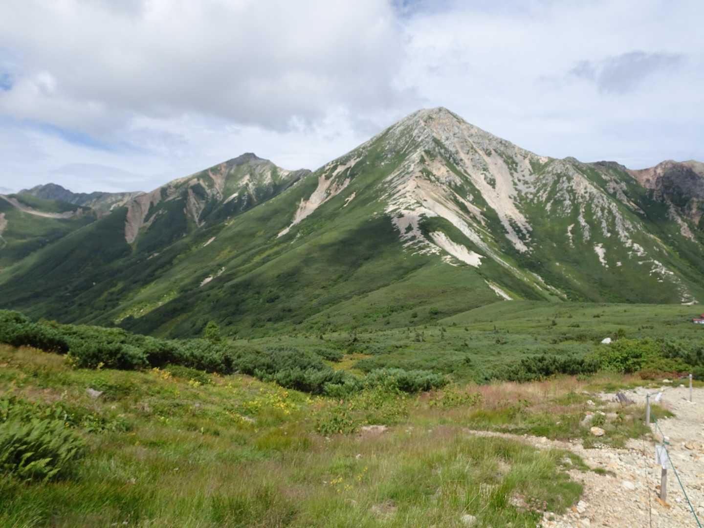 振り返って鷲羽岳
その左にワリモ岳、水晶岳
