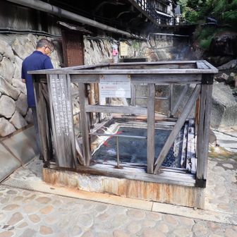 湯筒｡
90度近い温の源泉が湧出している｡