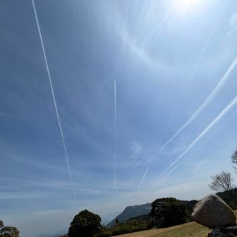 ホントに飛行機雲があちこちで。。。