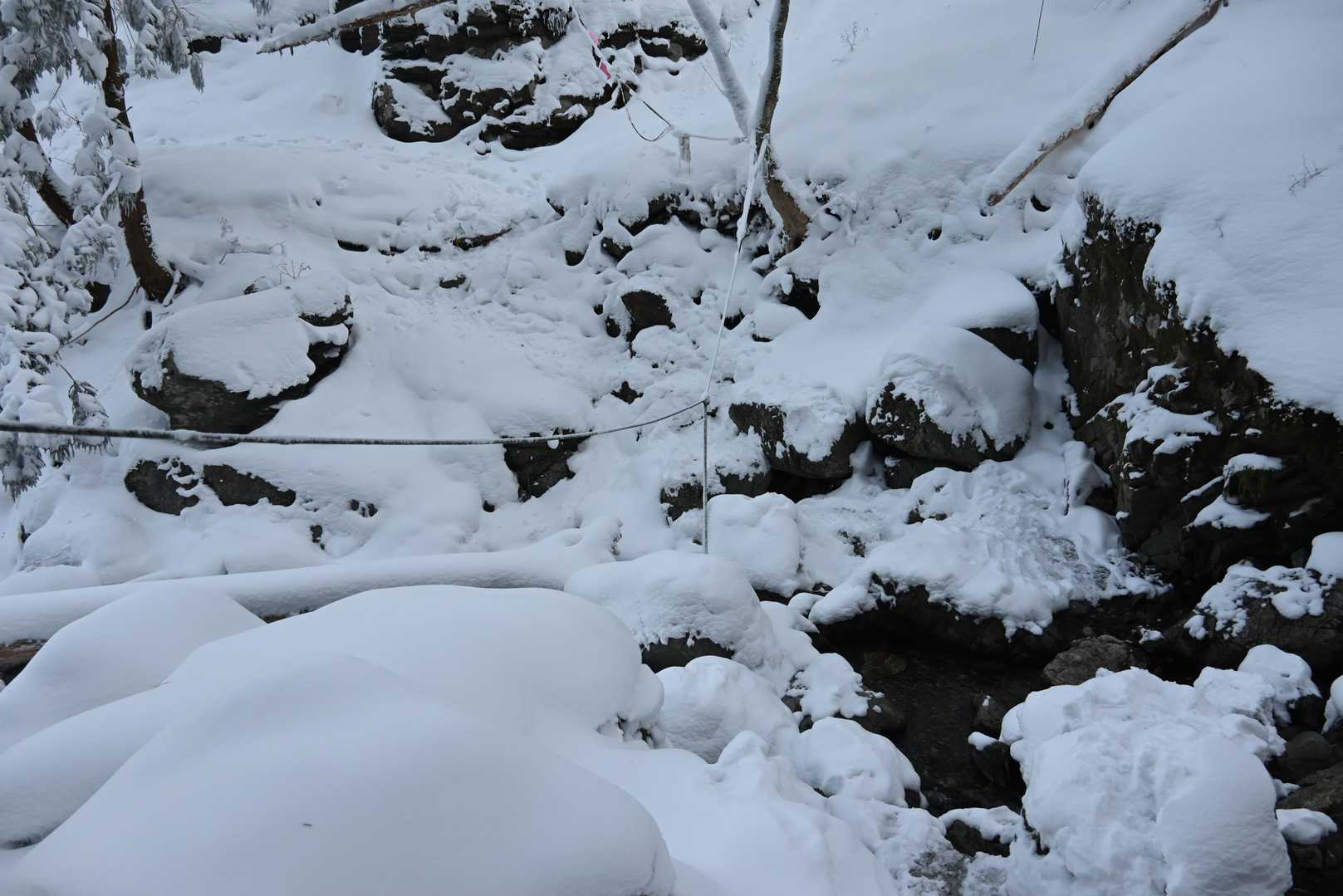 渡渉第一関門突破　真っ暗でここを渡るのは怖い