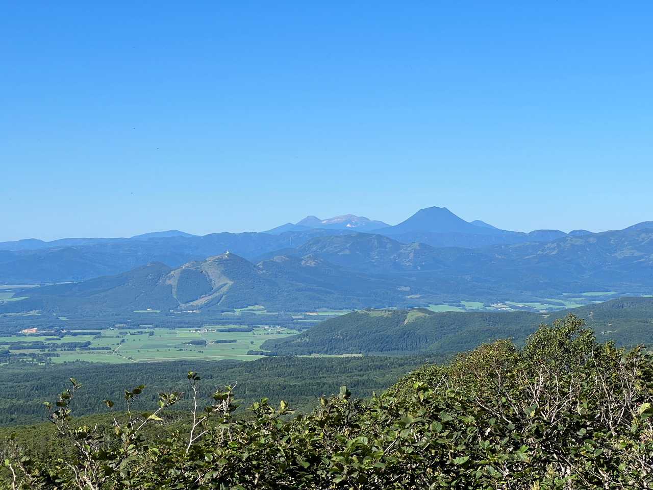 美羅尾、ペケレ、雄阿寒、雌阿寒がとても近くに見え、さらに十勝方面の山まで見えました。