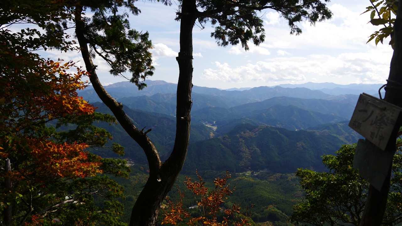 一ノ峰山頂　少しの広場になってます。眺望は南方面のみ見えます。