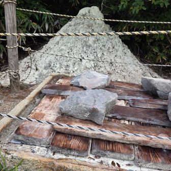 温泉の硫黄が溜まってる