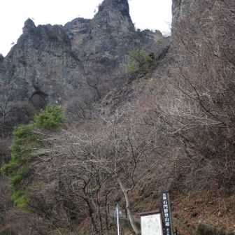 いったん中ノ嶽神社へ下山後、すかさず石門群登山道へ再入山。中間道で妙義神社まで戻ります。左に第一石門が大きく口を開けています。