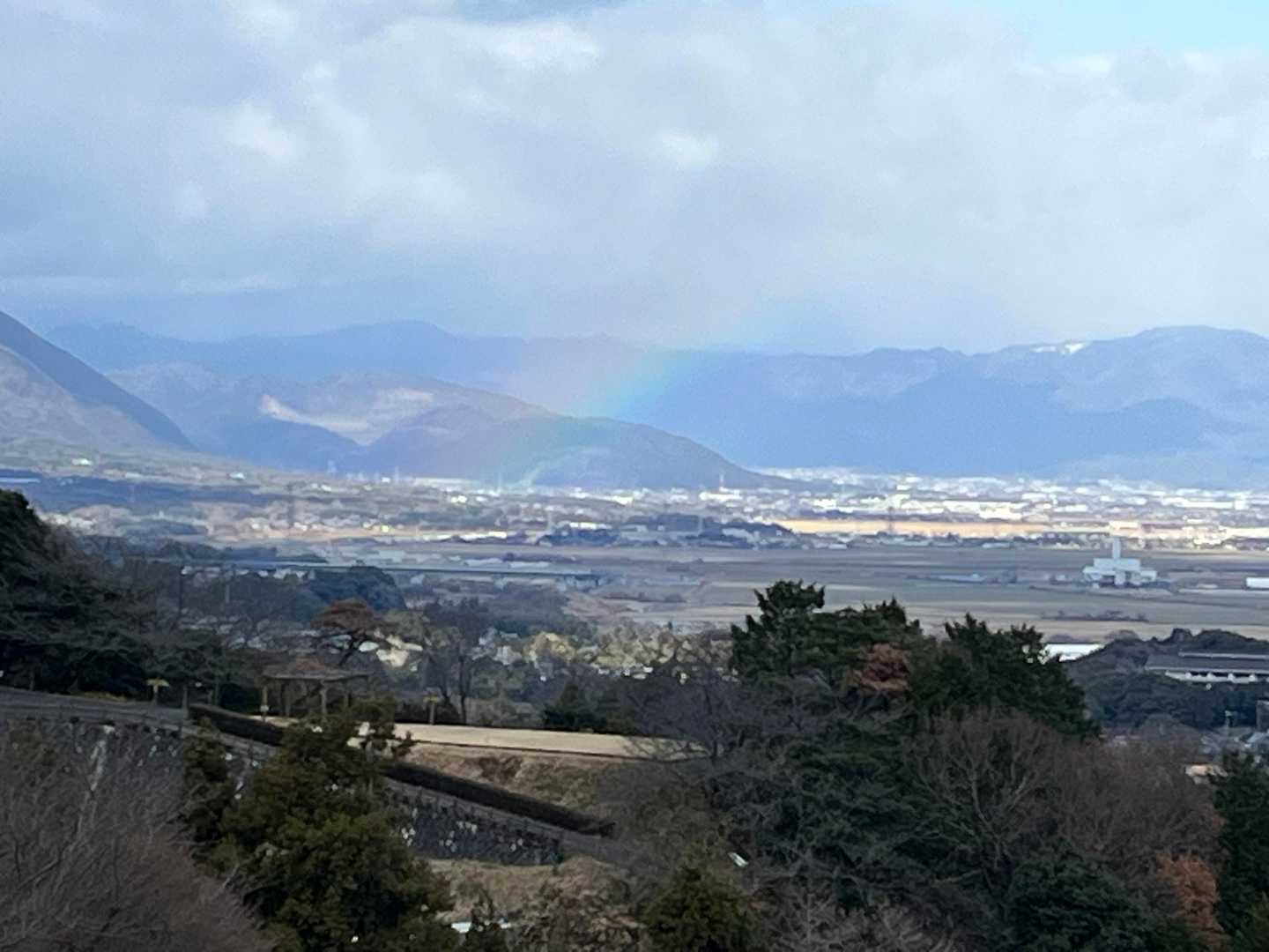 薄っすら虹が🌈