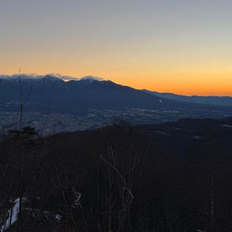 八ヶ岳の右手の辺りが赤くなってきましたが、残念なことにワタクシが去年初日の出を拝んだ赤岳には雲がかかっています☁️  初日の出はちゃんと見れたのか気になります☹️