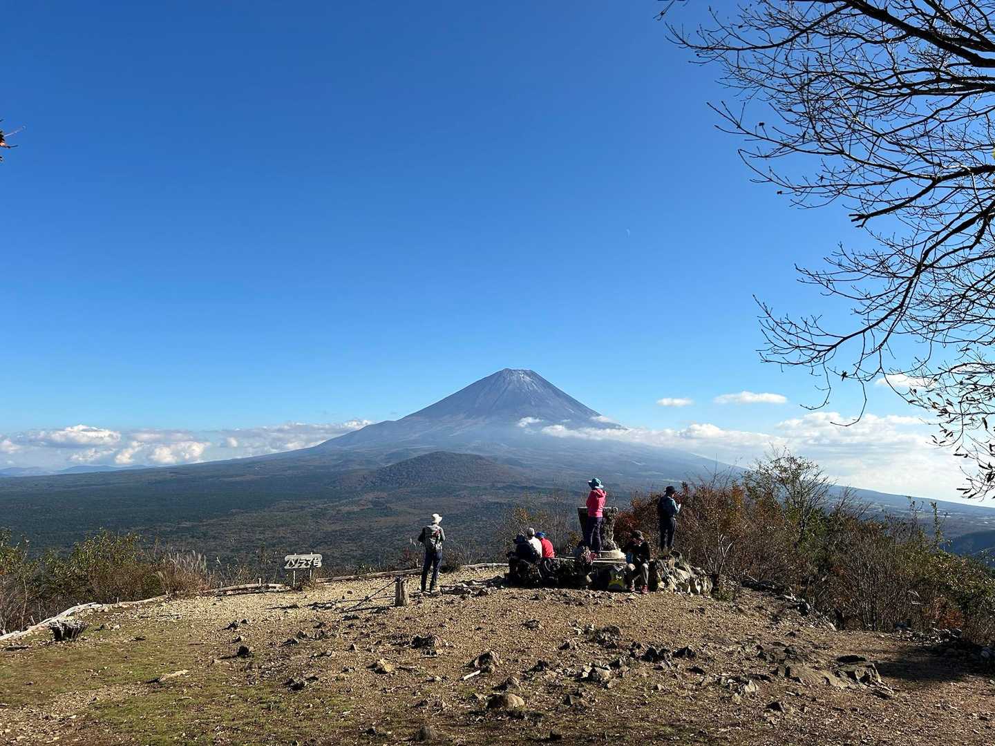 根子峠を越えて、パノラマ台を往復する。
パノラマ台からは長い裾野を引く雄大な富士山。