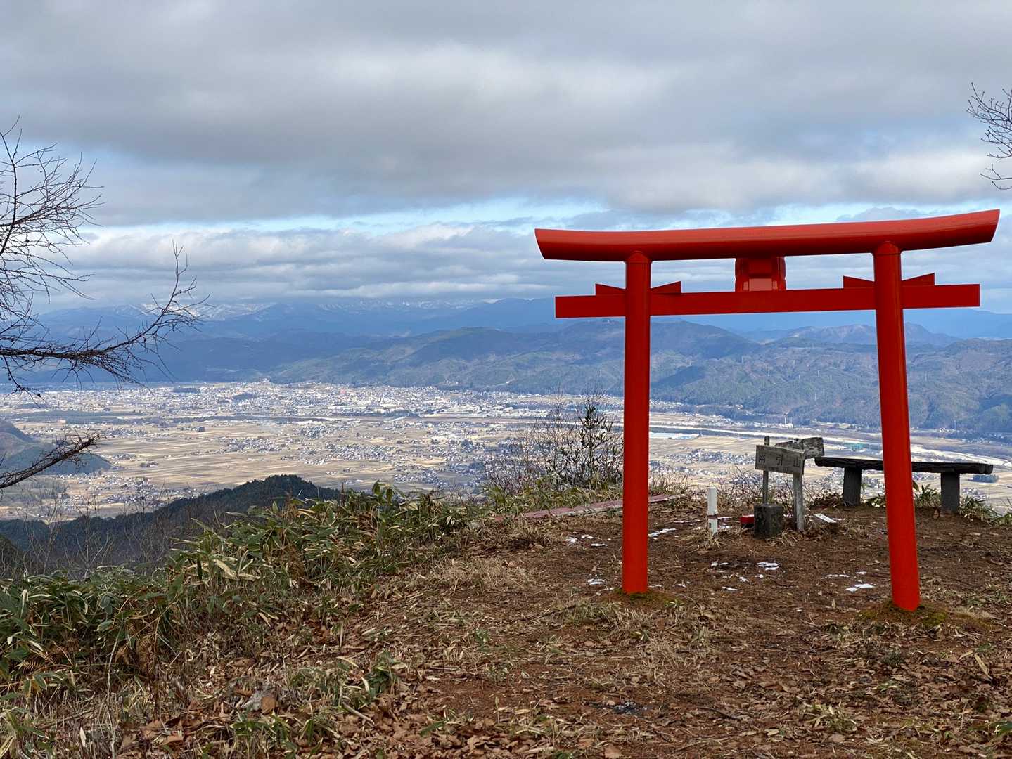 先端に立つ⛩
ゆっくり安曇野を眺められるベンチもありました👍