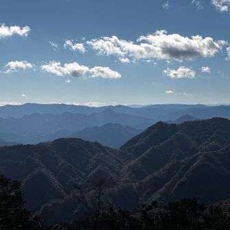 奥に青山高原の笠取山が見える👀