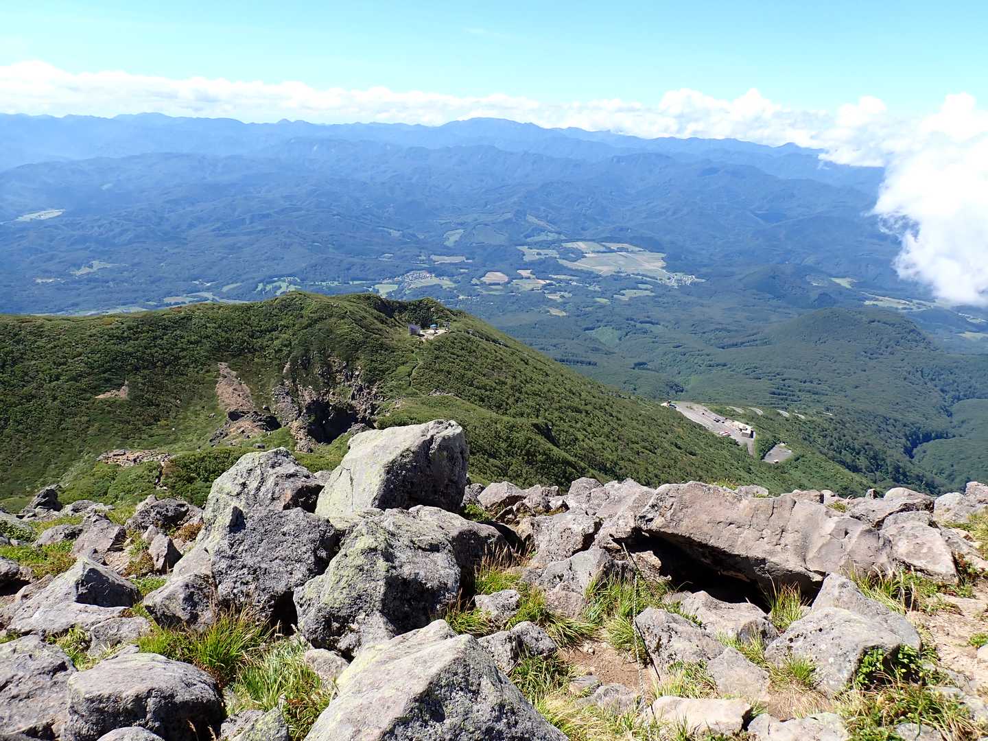 南西方向の眺望。鳥海山やリフト施設が見える。