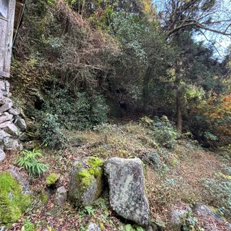 前の画像右にある建物の右にある分かりにくい道から登ります。