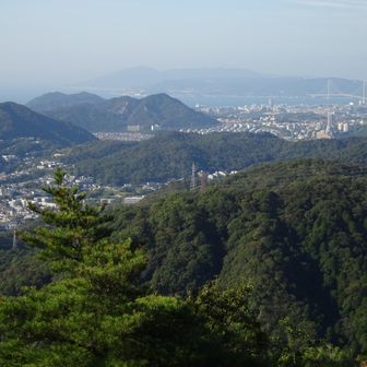 淡路島、明石海峡、明石海峡大橋を背景に、六甲山地を構成する西の端の山々が見えます。