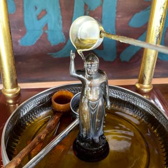 観音様に甘茶をかけてます