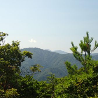 蟹の目山と遠くは丈競山。Hさんは深田久弥さんと同じ荒谷から蟹の目山を登ったそうです。