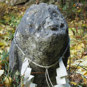 少し口が開いていて阿形のようです。