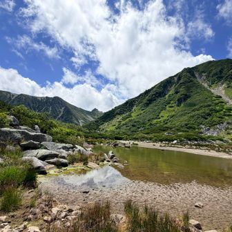 濃ヶ池に着きました😃
ここでお昼､誰もいませんね🤔
向こうに小さく宝剣岳が見えます👍