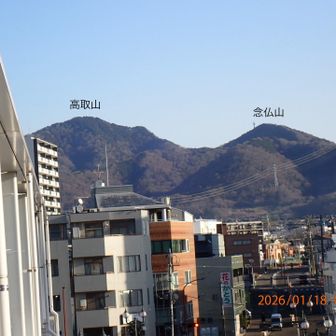 秦野駅北口デッキ（2階）から北側を見ました
今日登る念仏山と高取山