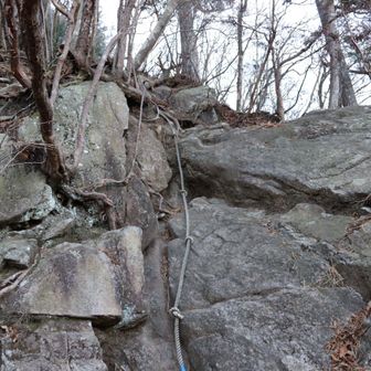 岩を超えるためのロープ。