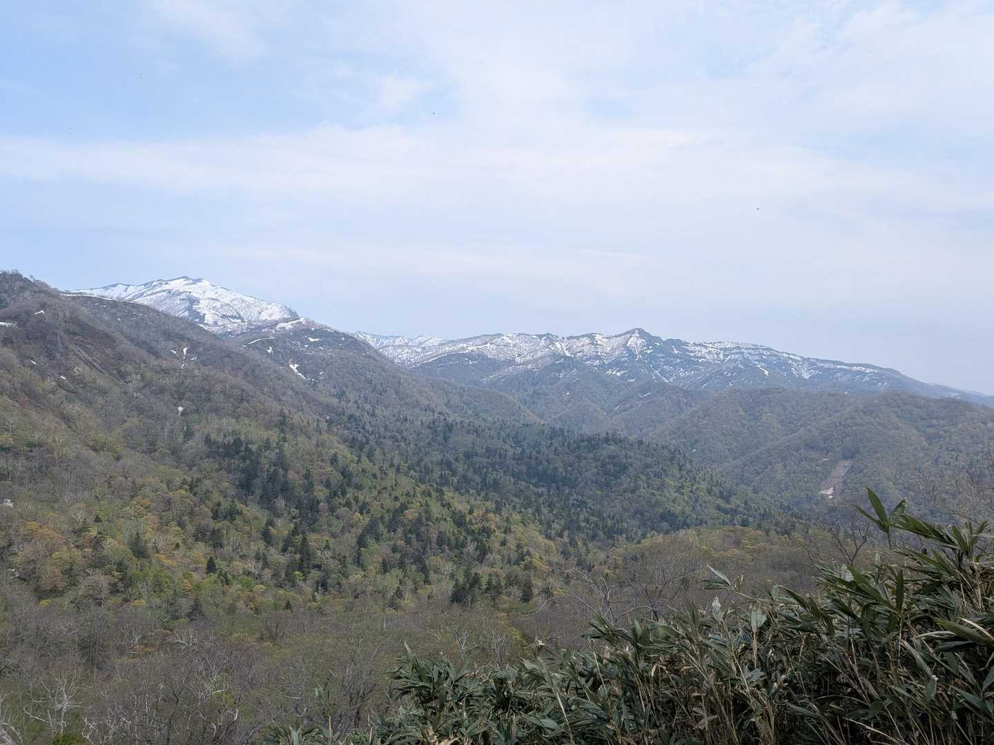 中央奥の方に微かに暑寒別岳かな