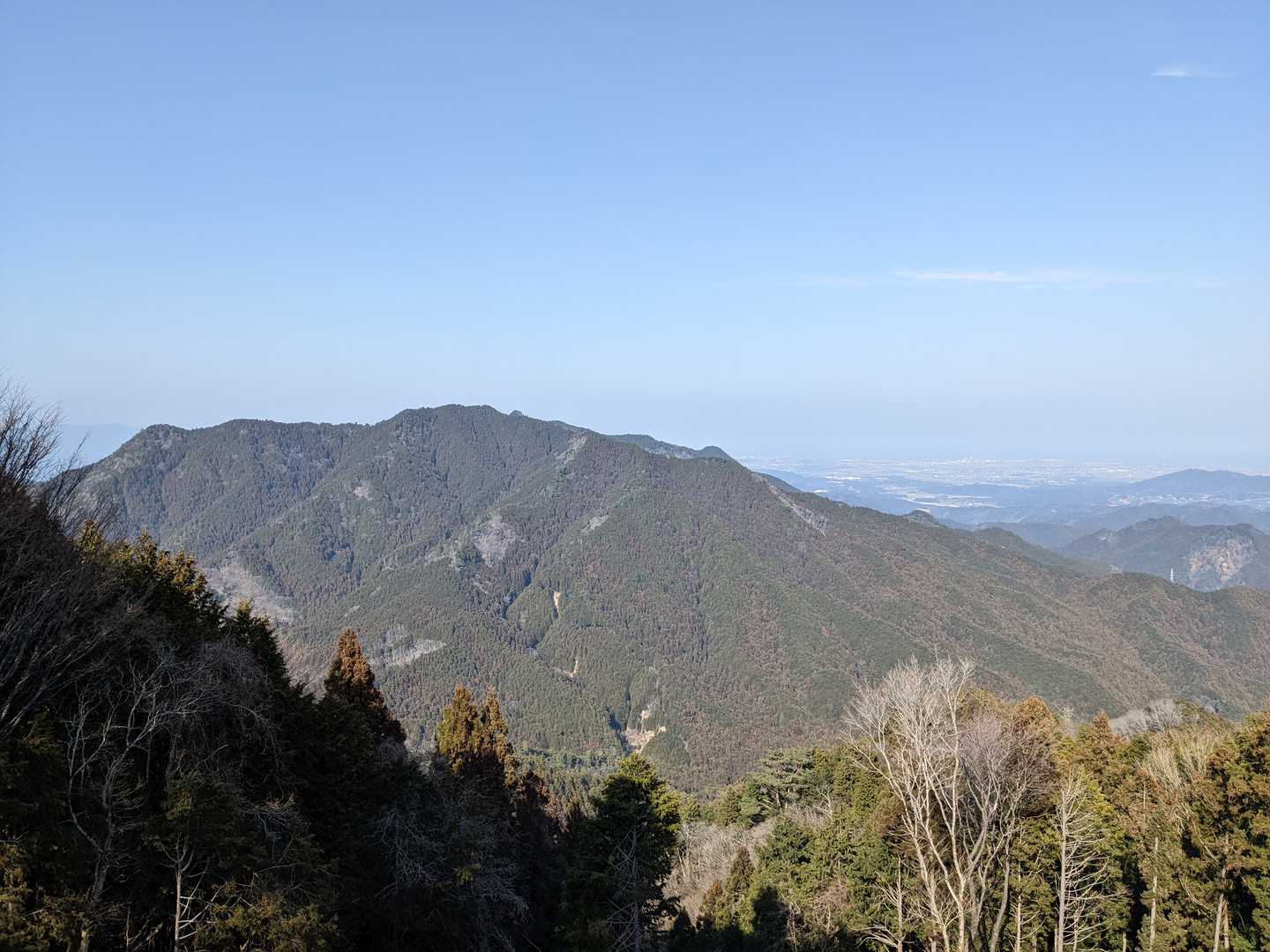 前の清水峠北峰の向こう側に矢頭山の山頂がちょこっと覗いている
