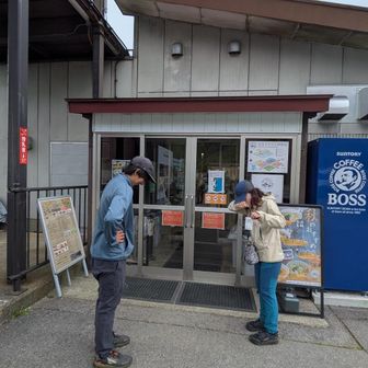 まだ空いてない！！10:00からなんと😿