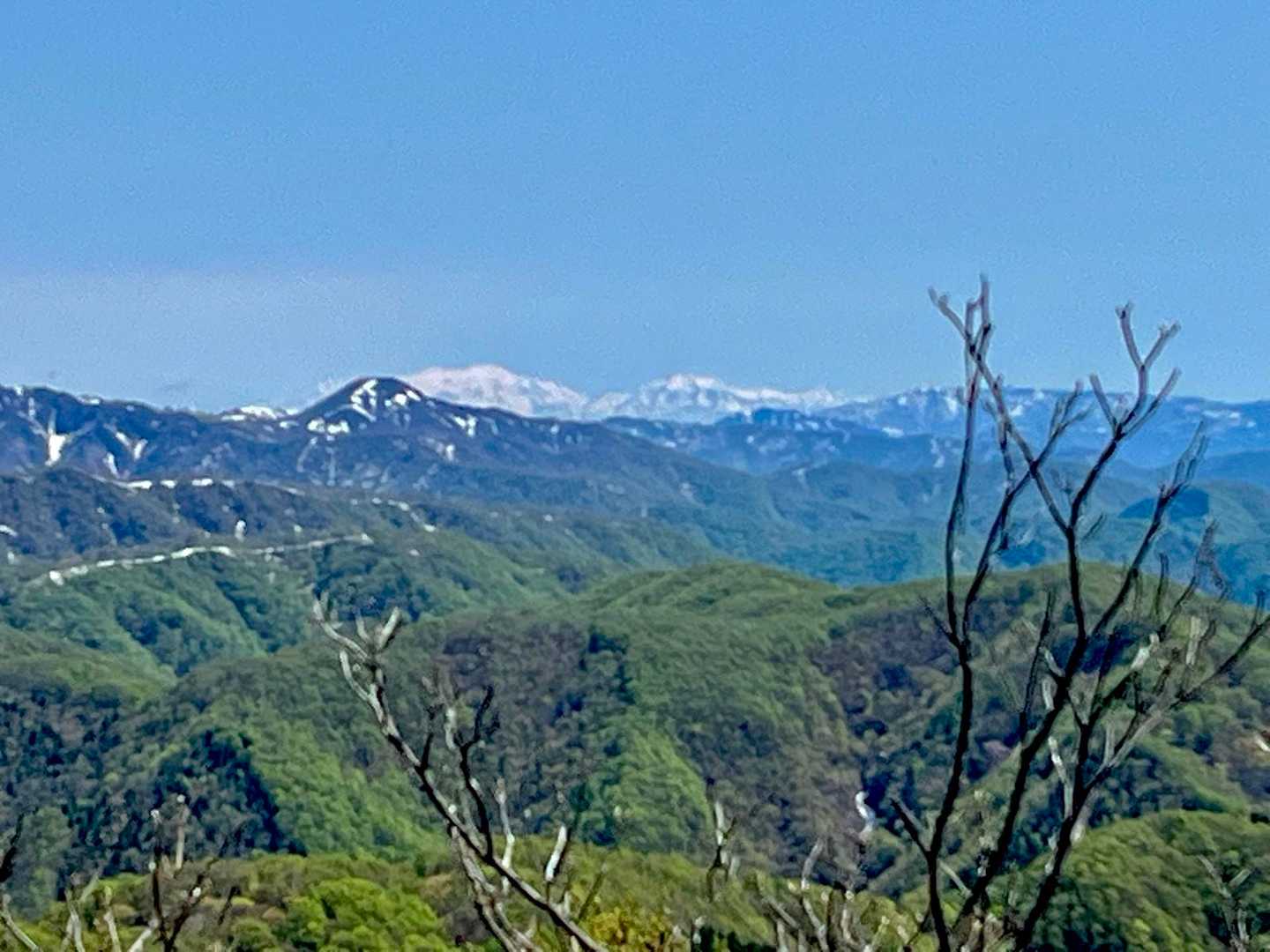 白山が見えました
肉眼ではもっと白く光り輝いてました