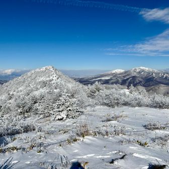 烏帽子岳へ向かいます。四阿山と根子岳が正面に