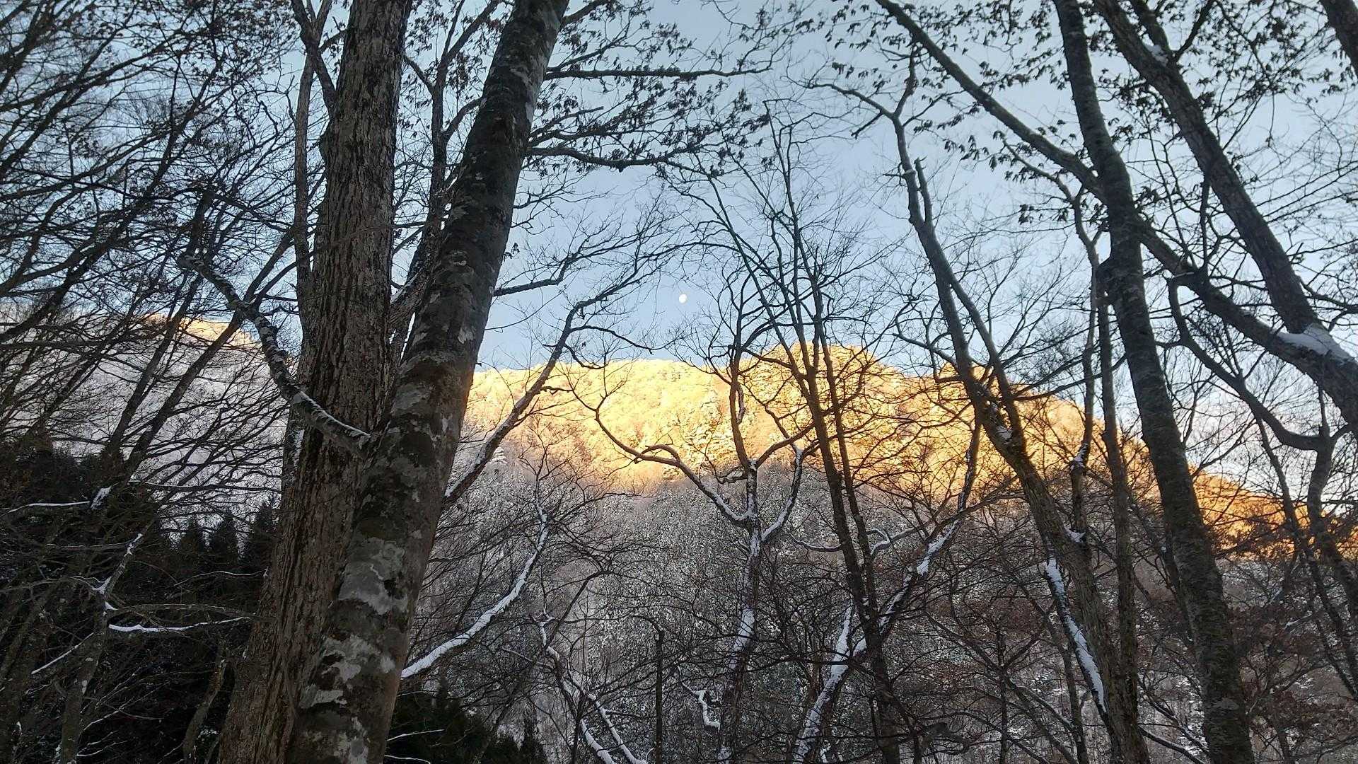 暗いうちに熊渡を出発、山に朝日があたり始めました。