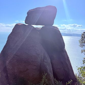 凄いバランス！こんな岩みたら、