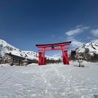 湯殿山神社は除雪作業の途中でした