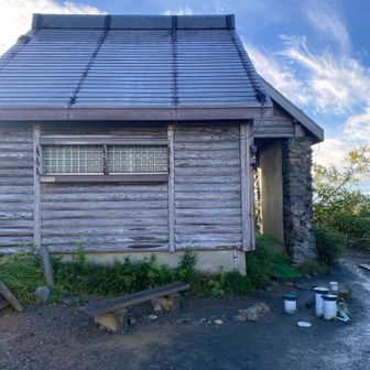 第二ケルン手前にトイレあり。100円を入れて利用します。
この後頂上山荘までトイレがないので行っておいた方がいいと思いますよ。