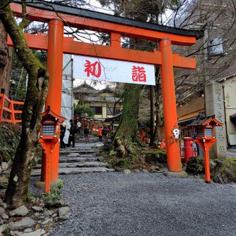 貴船神社は入り口で手を合わせました