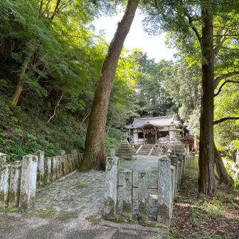 三郷駅方面に下山後、左に少し行くとある八幡神社