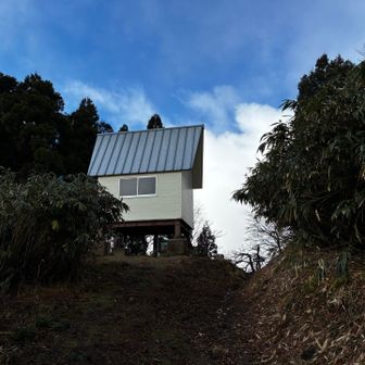 氷ノ山乗越の避難小屋が見えてきました