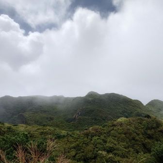 立岩の峰まで来たらガスがとれてきました。