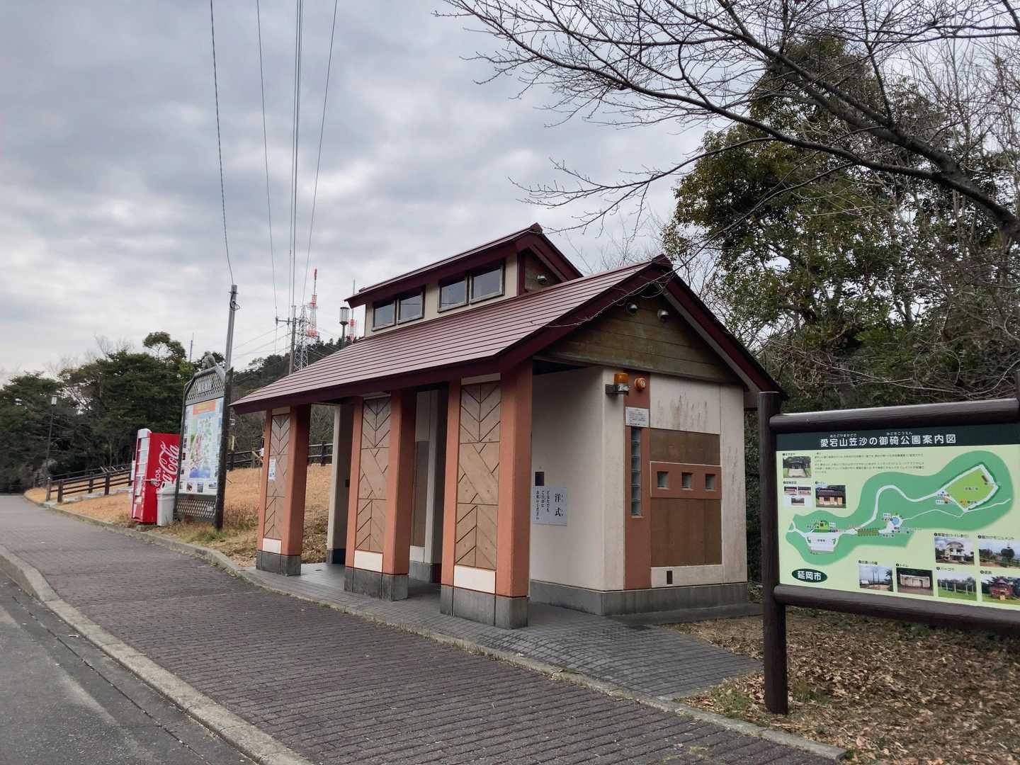 すぐ横の駐車場に🚻④